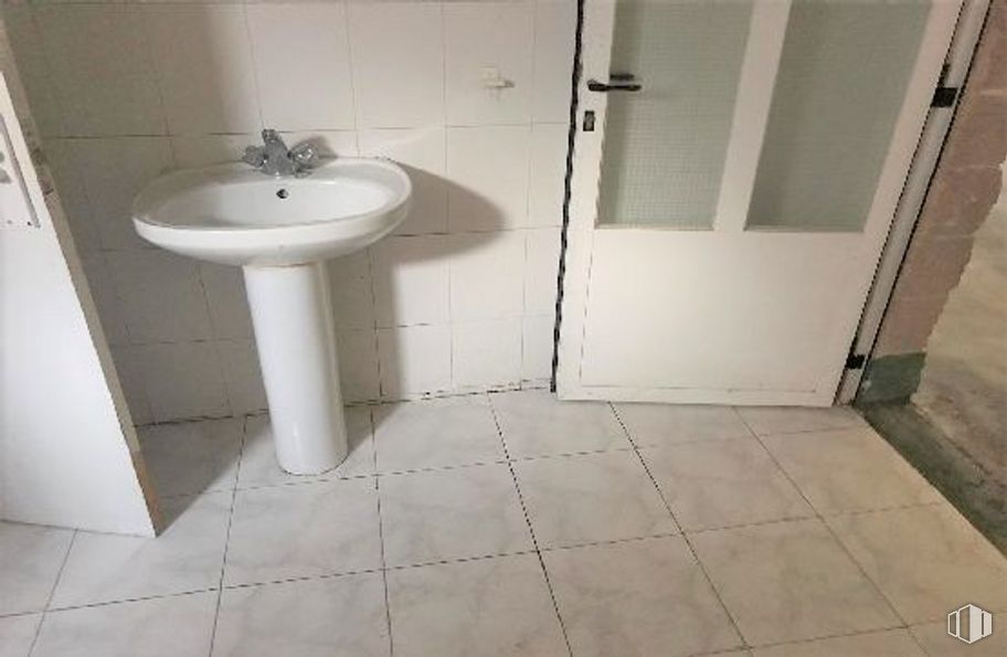 Nave en venta en Avenida Industria, 43, Humanes de Madrid, Madrid, 28970 con fregadero, puerta, accesorio de plomería, grifo, lavabo del baño, baño, madera, rectángulo, accesorio y suelo alrededor