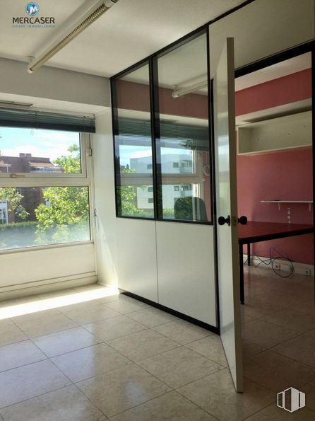 Office for rent at Vía Complutense, Alcalá de Henares, Madrid, 28805 with window, building, fixture, shade, wood, floor, composite material, flooring, plant and facade around