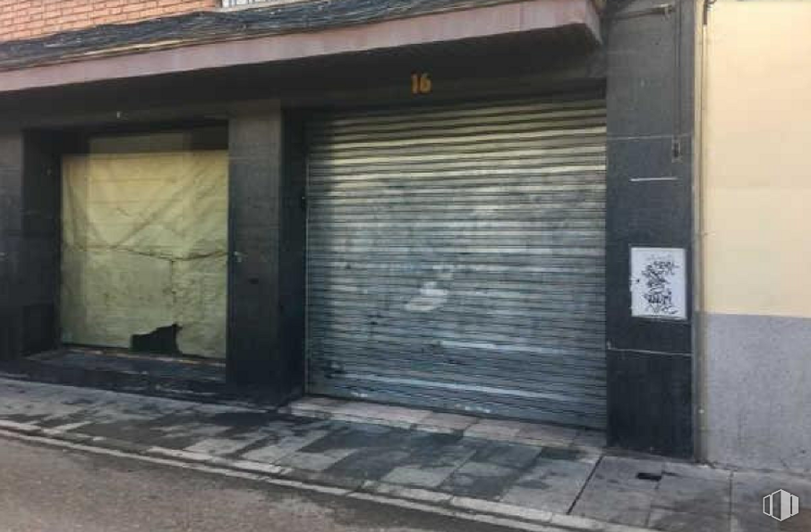 Retail for sale at Calle Doctor Benito Hernando, 16, Guadalajara, 19001 with building, wood, road surface, door, house, asphalt, brick, shade, gas and brickwork around