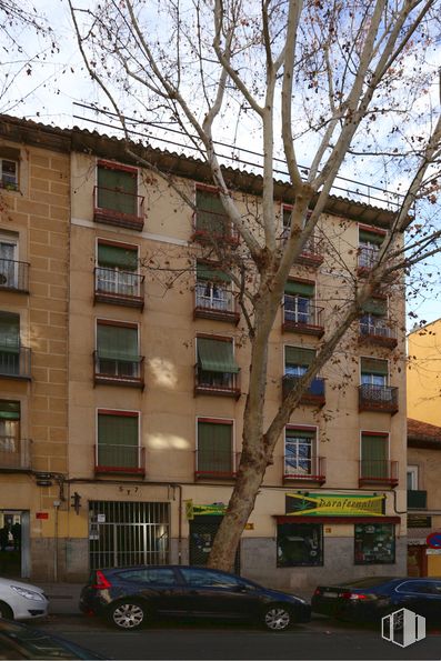 Retail for sale at Calle Ribera de Curtidores, Centro, Madrid, 28005 with car, building, wheel, tire, land vehicle, property, window, sky, vehicle and plant around