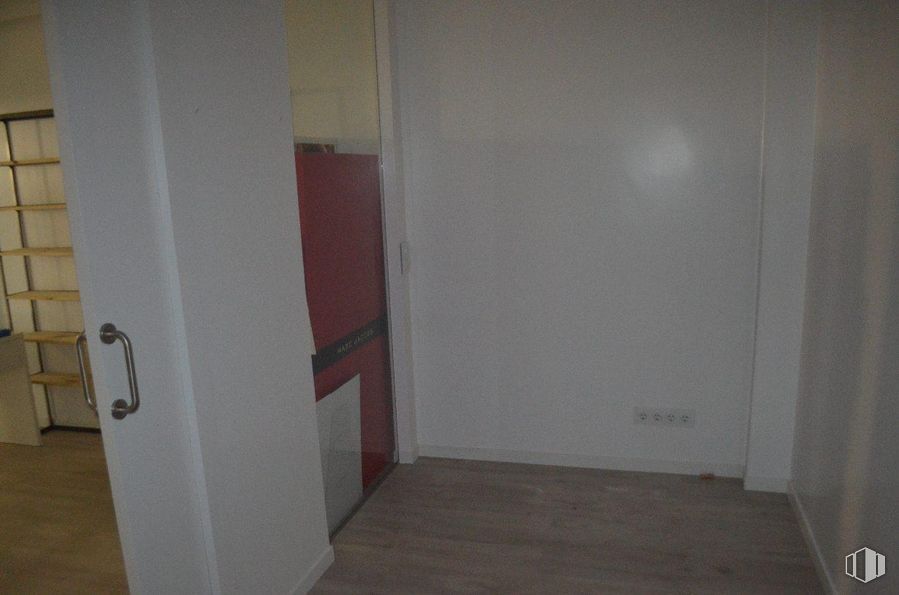 Local en venta en C.C. BurgoCentro II, Calle Comunidad de Madrid, 37, Las Rozas de Madrid, Madrid, 28230 con accesorio, madera, pintura, suelo, tinte para madera, madera, casa, puerta, edificio y techo alrededor