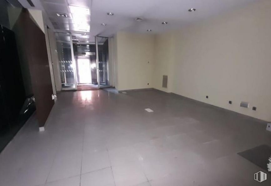 Local en venta en Calle María Callas, 6, Villaverde, Madrid, 28021 con propiedad, accesorio, madera, suelos, suelo, suelo de baldosas, hall, madera dura, edificio y puerta alrededor