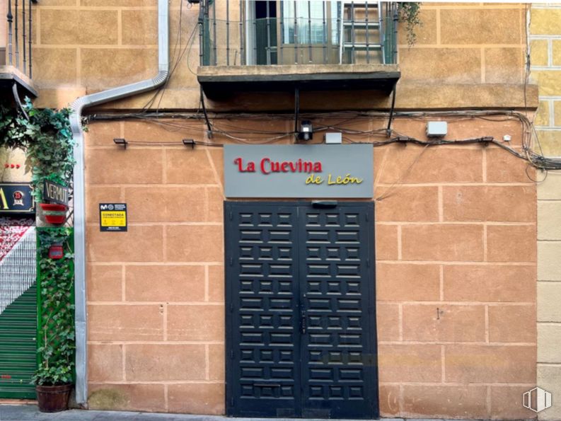 Retail for sale at Calle Cava Baja, Centro, Madrid, 28005 with wall, door, composite material, brickwork, brick, iron, building material, sign, home door and night around