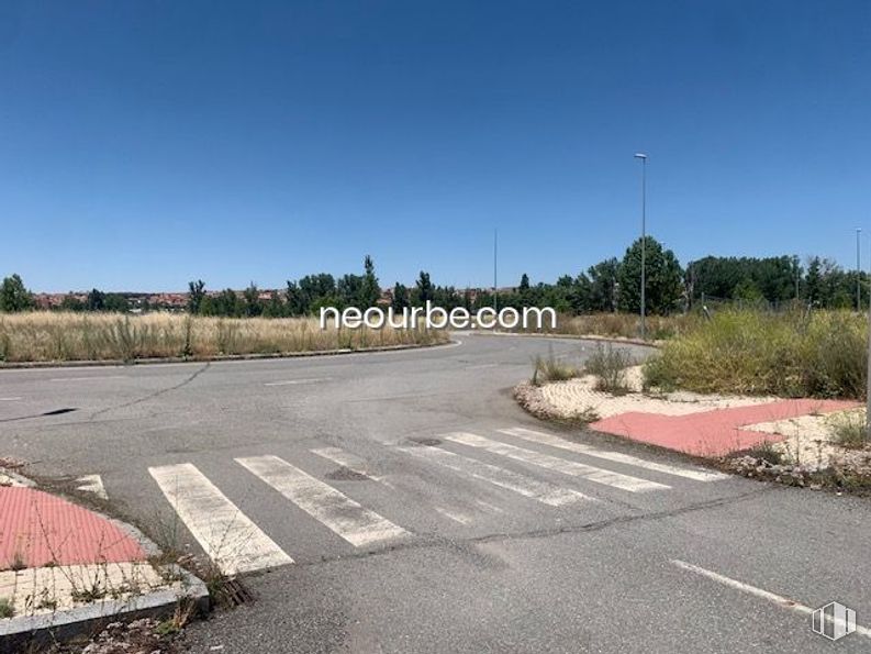 Land for sale at Calles Juan Aurelio Sánchez Tadeo, Ávila, 05003 with sky, plant, road surface, asphalt, land lot, tree, thoroughfare, tar, landscape and grass around