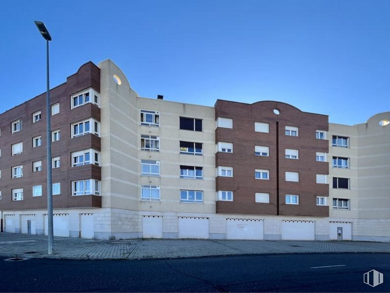 Retail for sale at Calle Gardenia, Ávila, 05003 with sky, building, window, street light, fixture, rectangle, urban design, tower block, facade and real estate around