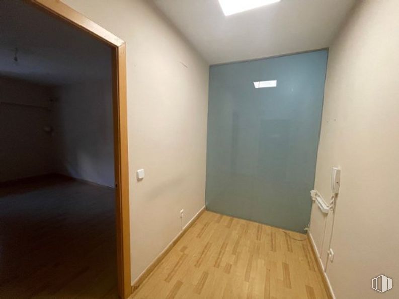 Oficina en alquiler en Zona Peñagrande, Fuencarral - El Pardo, Madrid, 28035 con accesorio, puerta, madera, suelos, edificio, tinte para madera, suelo, madera dura, techo y casa alrededor