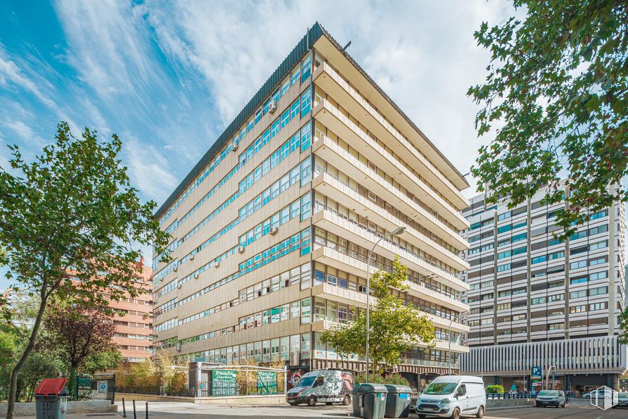 Oficina en alquiler en Edificio Centro, Calle Orense, 11, Tetuán, Madrid, 28020 con edificio, coche, nube, cielo, propiedad, planta, rueda, árbol, bloque de torre y neumático alrededor