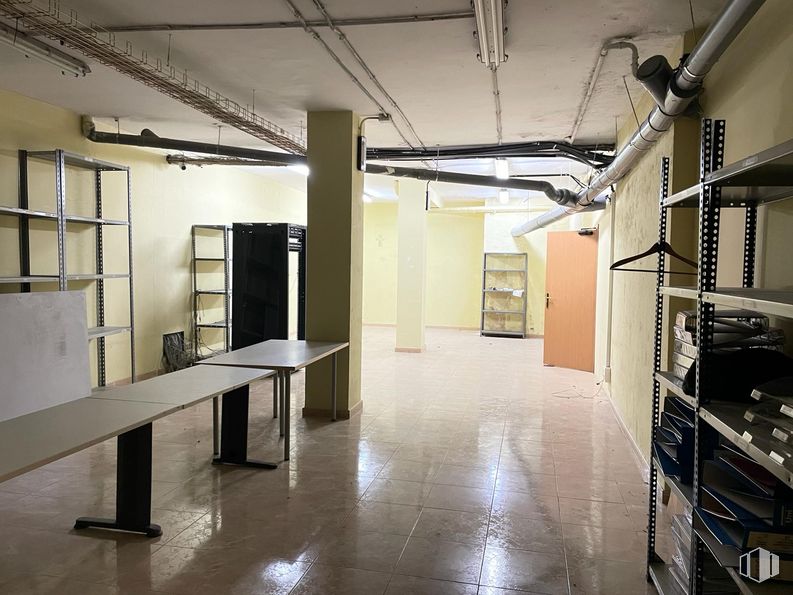 Retail for sale & for rent at Calle Betanzos, Alcorcón, Madrid, 28925 with furniture, interior design, flooring, floor, wood, line, automotive design, ceiling, glass and space around