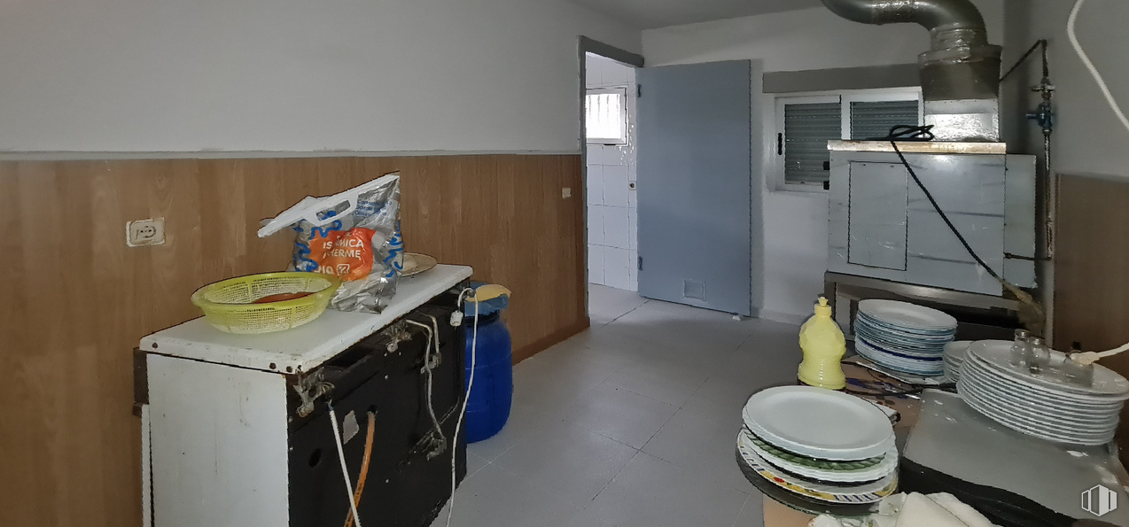 Local en alquiler y venta en Zona Río Alberche, Hormigos, Toledo, 45919 con vajilla, productos envasados, ebanistería, vajilla, interiorismo, piso, edificio, pared, suelo y cocina alrededor