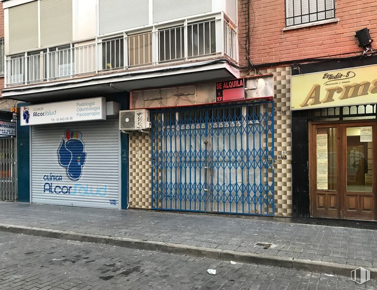 Local en alquiler y venta en Calle Pozas, 50, Alcorcón, Madrid, 28922 con ventana, puerta, edificio, superficie de carretera, accesorio, madera, ladrillo, albañilería, fachada y fuente alrededor