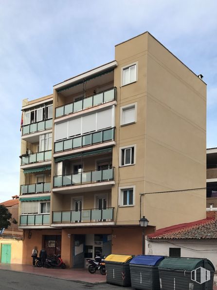 Local en alquiler en Calle Portilla, 13, Alcalá de Henares, Madrid, 28801 con edificio, cielo, propiedad, ventana, contenedor de basura, nube, rueda, contención de residuos, diseño urbano y bloque de torre alrededor