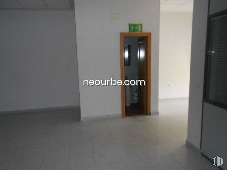 Retail for sale at Zona Centro, Santa María del Tiétar, Ávila, 05429 with mirror, building, fixture, door, floor, flooring, composite material, automotive exterior, glass and wood around