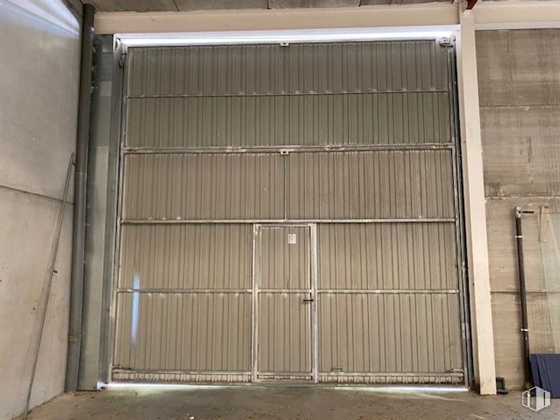 Nave en venta en Polígono Industrial Ribagorda, Fuente el Saz de Jarama, Madrid, 28140 con puerta, madera, accesorio, rectángulo, material compuesto, puerta de casa, gas, tintes y matices, fachada y madera alrededor