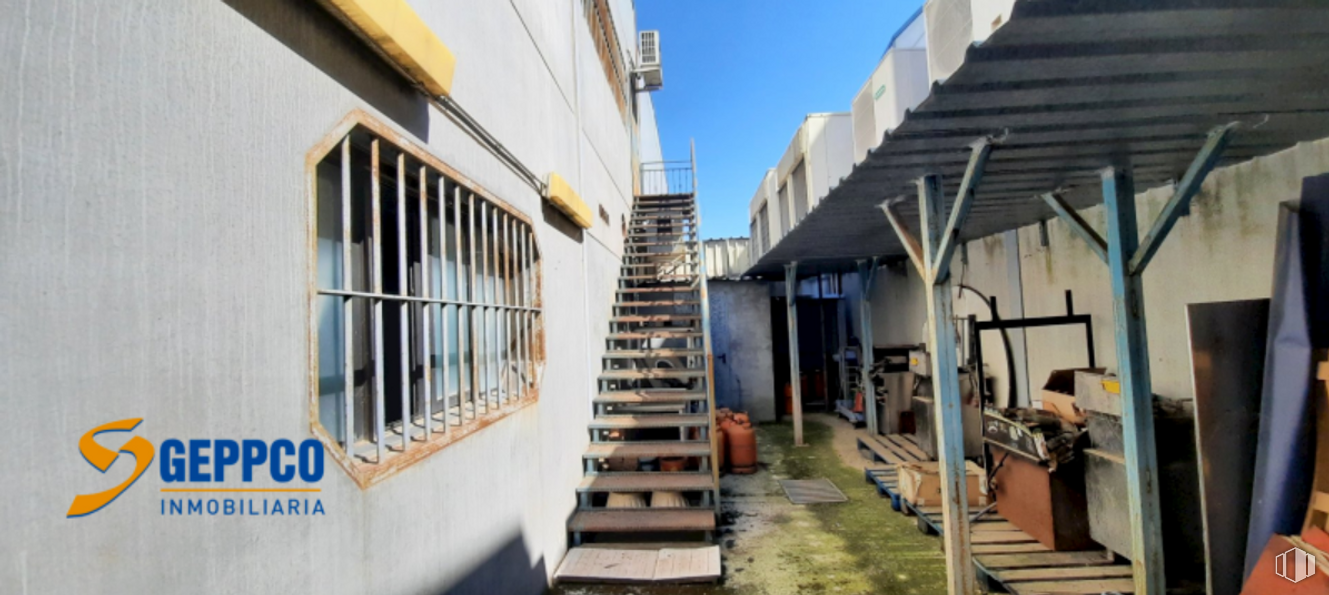 Industrial for sale at Plaza Industrial Carretera Borox Calle D, Esquivias, Toledo, 45221 with window, building, stairs, wood, sky, urban design, fixture, facade, city and handrail around