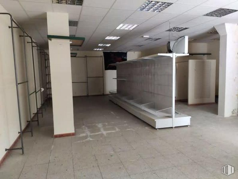 Retail for sale at Calle Montero, 42, Móstoles, Madrid, 28934 with flooring, floor, building, fixture, wall, glass, composite material, tile flooring, ceiling and aluminium around