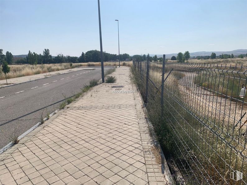 Land for sale at Calle Crisantemo, Ávila, 05002 with sky, tree, street light, road surface, plant, thoroughfare, grass, sidewalk, road and asphalt around