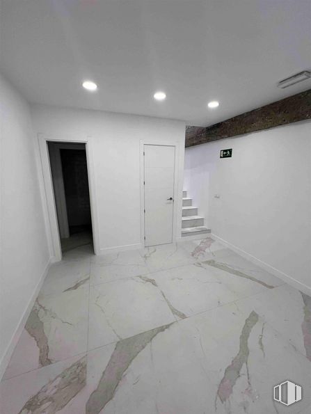 Local en venta en Calle Bañeza, Fuencarral - El Pardo, Madrid, 28029 con puerta, accesorio, suelos, techo, material compuesto, madera, escayola, evento, hormigón y material de construcción alrededor