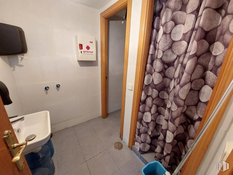 Industrial for sale at Centro - Arroyo - La Fuente, Fuenlabrada, Madrid, 28946 with sink, wall, wood, flooring, floor, plumbing fixture, bathroom sink, bathroom, interior design and room around