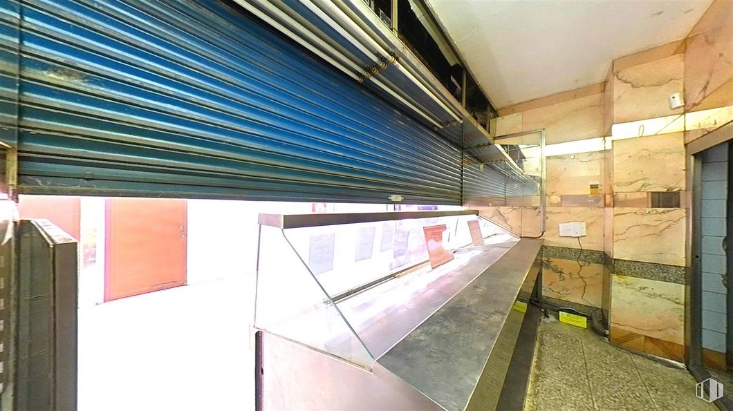 Retail for sale at Calle Suecia, Fuenlabrada, Madrid, 28942 with building, rectangle, wood, fixture, composite material, tints and shades, glass, flooring, metal and facade around