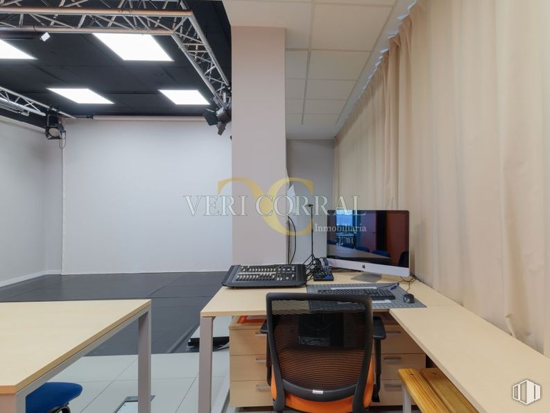 Oficina en venta en Zona Calle Alcalá, San Blas - Canillejas, Madrid, 28037 con pantalla de ordenador, silla, escritorio, teclado del ordenador, mesa, ordenador, mesa, ordenador personal, mueble y escritorio del ordenador alrededor