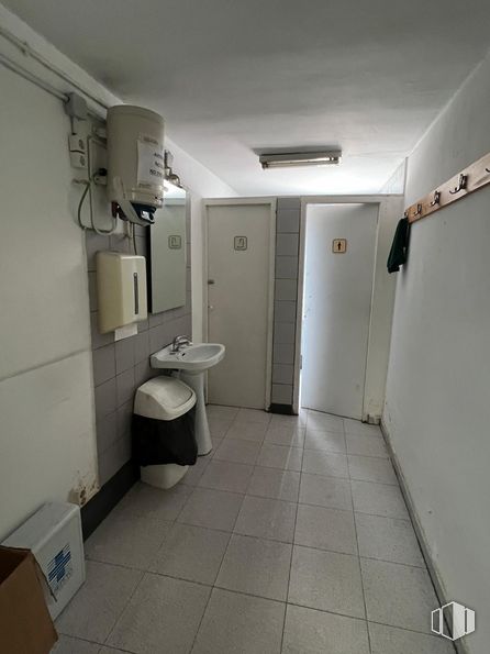 Nave en venta en Avenida Astronomía, San Fernando de Henares, Madrid, 28830 con puerta, caja, caja de envío, propiedad, inodoro, asiento del inodoro, accesorio, accesorios de fontanería, edificio y cuarto de baño alrededor