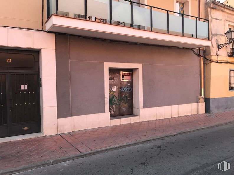 Local en alquiler en Calle Portilla, 13, Alcalá de Henares, Madrid, 28801 con puerta, ventana, edificio, accesorio, ladrillo, madera, superficie de carretera, fachada, tintes y matices y planta alrededor