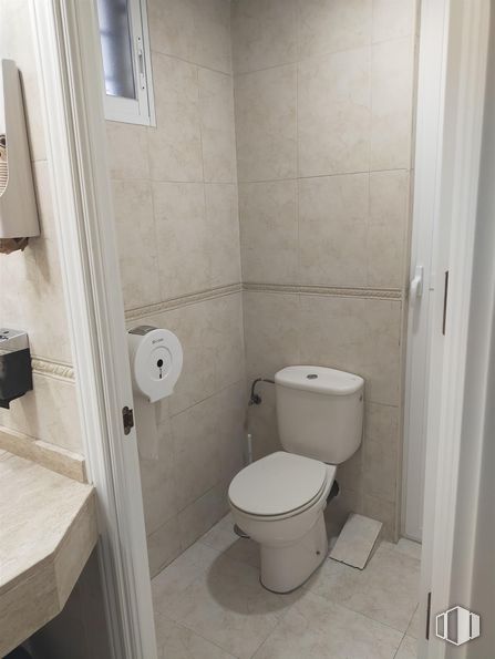 Local en venta en Calle José Arcones Gil, Ciudad Lineal, Madrid, 28017 con inodoro, papel higienico, toalla de papel, asiento del inodoro, morado, cuarto de baño, accesorio, suelo, suelos y suministro doméstico alrededor