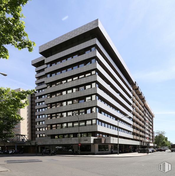 Oficina en alquiler en Calle Orense, 70, Tetuán, Madrid, 28020 con edificio, cielo, ventana, arquitectura, bloque de pisos, árbol, diseño urbano, condominio, vecindario y barrio residencial alrededor