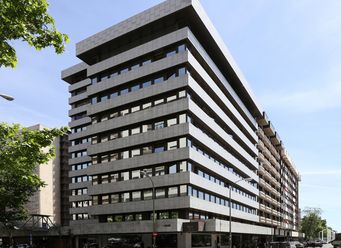 Oficina en alquiler en Calle Orense, 70, Tetuán, Madrid, 28020 con edificio, cielo, ventana, arquitectura, bloque de pisos, árbol, diseño urbano, condominio, vecindario y barrio residencial alrededor