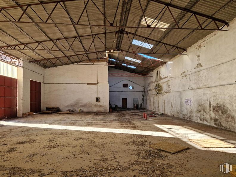 Industrial for sale at Calle Gibraltar Español, Torrijos, Toledo, 45500 with door, wood, flooring, road surface, floor, asphalt, tints and shades, hall, shade and beam around