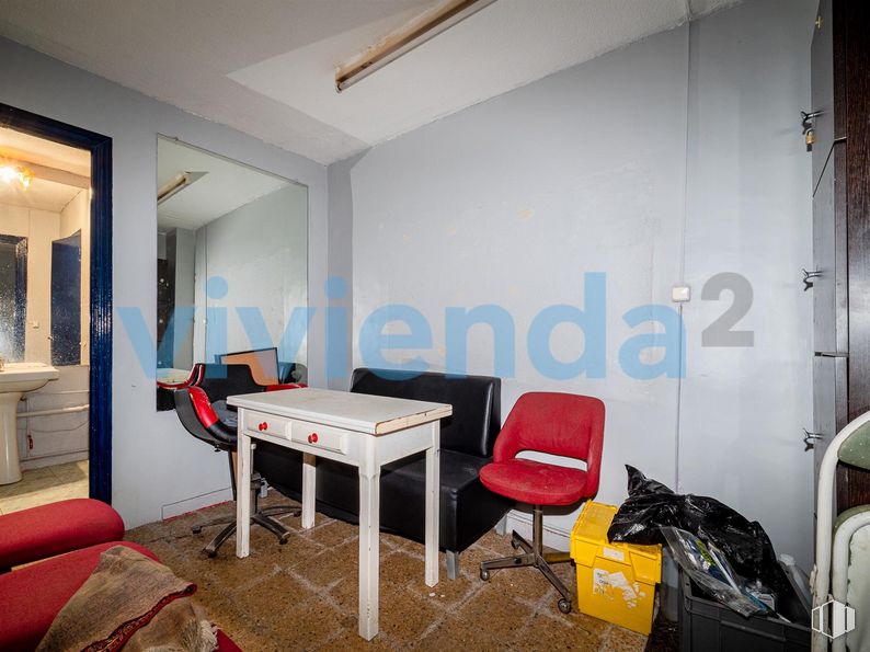 Local en venta en Calle Hermanos Machado, Ciudad Lineal, Madrid, 28017 con mesa, silla, equipaje y bolsos, bolsa, mueble, propiedad, edificio, marco, sofá y interiorismo alrededor