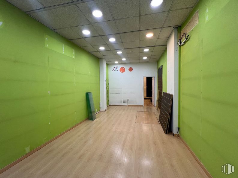 Retail for sale & for rent at Calle Alejandro Alonso Pena, Collado Villalba, Madrid, 28400 with building, wood, hall, floor, house, flooring, wall, door, hardwood and fixture around