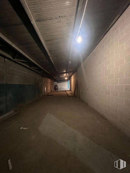 Industrial for rent at Zona industrial, Vicálvaro, Madrid, 28052 with flooring, ceiling, floor, lighting, composite material, concrete, grey, subway, light fixture and fluorescent lamp around