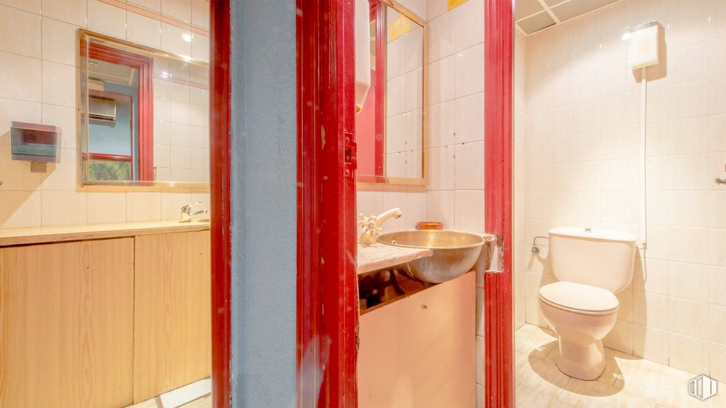 Retail for sale & for rent at Calle Huerta de Villaverde, 24, Villaverde, Madrid, 28021 with toilet, sink, cabinetry, brown, plumbing fixture, building, tap, window, bathroom and bathroom sink around