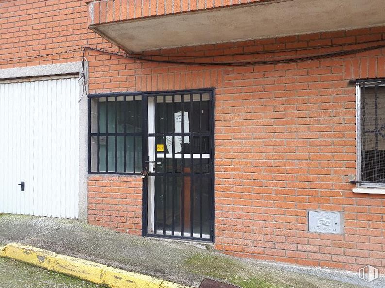 Retail for rent at Calle General Mola, Recas, Toledo, 45211 with door, window, property, fixture, wood, building, brickwork, building material, brick and facade around