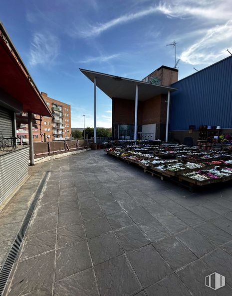 Retail for rent at Avenida Barcelona, Guadalajara, 19005 with building, cloud, sky, road surface, asphalt, public space, urban design, city, facade and sidewalk around