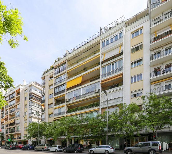 Retail for rent at Paseo Castellana, Chamartín, Madrid, 28046 with window, building, sky, tower block, urban design, house, neighbourhood, condominium, residential area and material property around