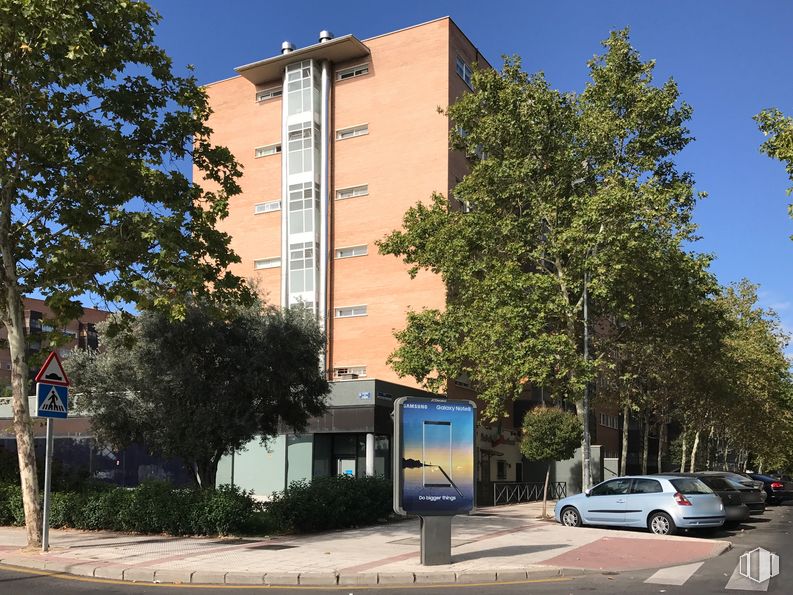 Local en venta en Calle Inspector Juan Antonio Bueno, 4, Alcorcón, Madrid, 28924 con coche, edificio, cielo, planta, vehículo, luz de la calle, árbol, diseño urbano, ventana y área residencial alrededor