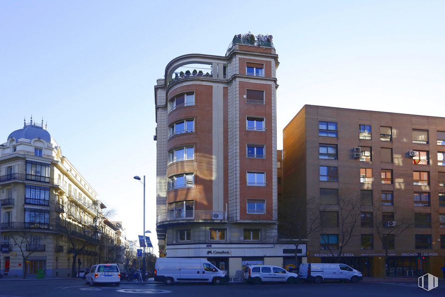 Oficina en alquiler en Calle Zurbarán, 8, Chamberí, Madrid, 28010 con edificio, cielo, rueda, neumático, coche, ventana, propiedad, azul, vehículo y bloque de torre alrededor