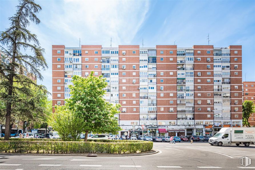 Local en venta en Avenida Monforte de Lemos, 141, Fuencarral - El Pardo, Madrid, 28029 con edificio, vehículo terrestre, rueda, planta, nube, coche, cielo, durante el día, propiedad y vehículo alrededor