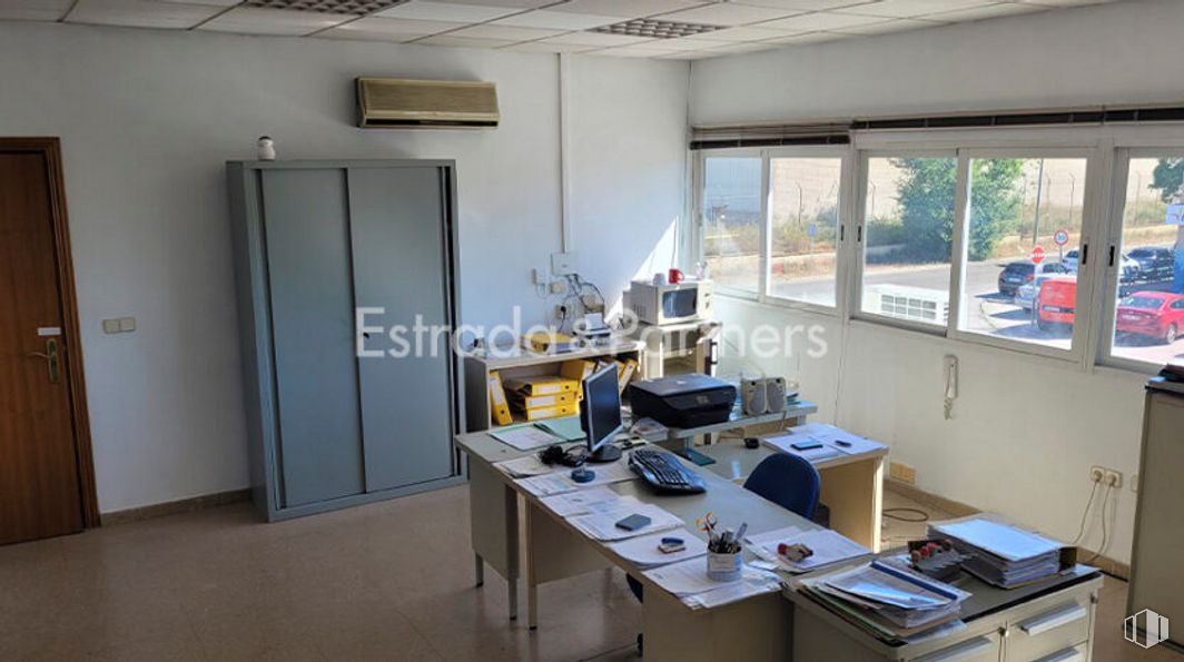 Nave en alquiler en Parque empresarial San Fernando, Torrejón de Ardoz, Madrid, 28850 con puerta, escritorio, ventana, alacena, armario, propiedad, mesa, edificio, suelo y accesorio alrededor