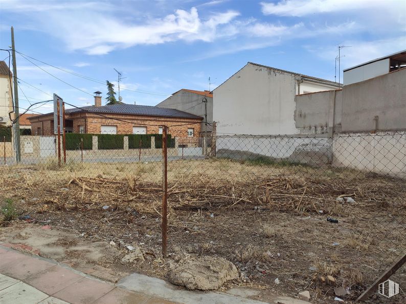 Land for sale at Calle Ramón y Cajal, Quintanar de la Orden, Toledo, 48500 with house, sky, cloud, plant, building, land lot, neighbourhood, asphalt, residential area and composite material around