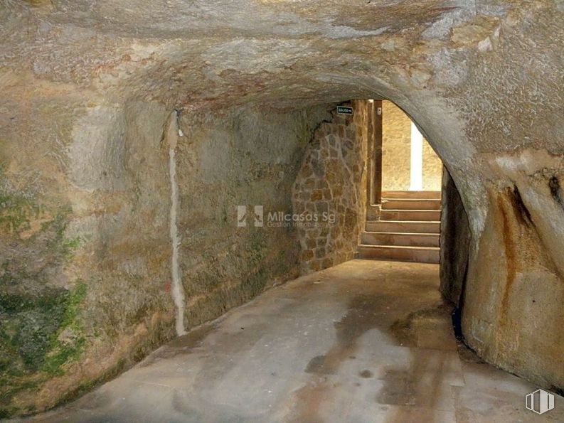 Retail for sale at Zona Centro, Sepúlveda, Segovia, 40300 with brown, arch, composite material, concrete, tunnel, history, bunker, ancient history, dungeon and road around