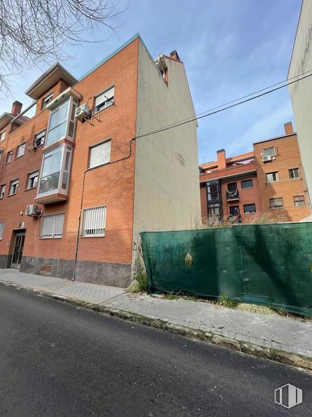 Land for sale at Calle Nuestra Señora de la Antigua, Carabanchel, Madrid, 28025 with window, building, wall, residential area, neighbourhood, town, apartment, urban design, home and human settlement around