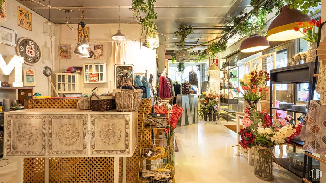 Retail for rent at Avenida de Nazaret, 10, Retiro, Madrid, 28009 with light fixture, clothing, lighting, interior design, retail, flowerpot, market, shelf, boutique and houseplant around