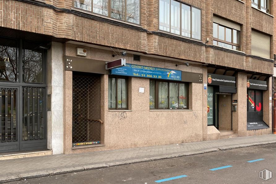 Local en venta en Calle Segovia, Arganzuela, Madrid, 28005 con ventana, puerta, edificio, accesorio, ladrillo, barrio, superficie de carretera, bienes raíces, fachada y ciudad alrededor