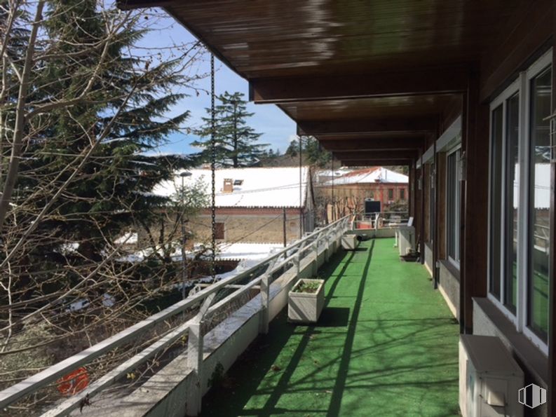 Office for sale at Paseo Álamos, 11, Miraflores de la Sierra, Madrid, 28792 with sky, wood, tree, roof, leisure, landscape, fence, shade, eco hotel and deck around