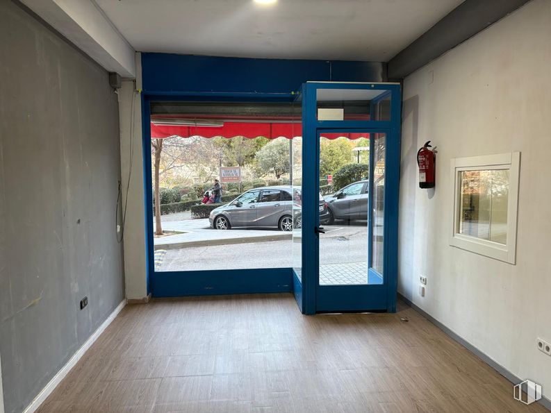 Local en alquiler y venta en Zona El Cigarral, Algete, Madrid, 28110 con coche, puerta, ventana, suelo, suelos, material compuesto, vidrio, puerta de casa y aluminio alrededor