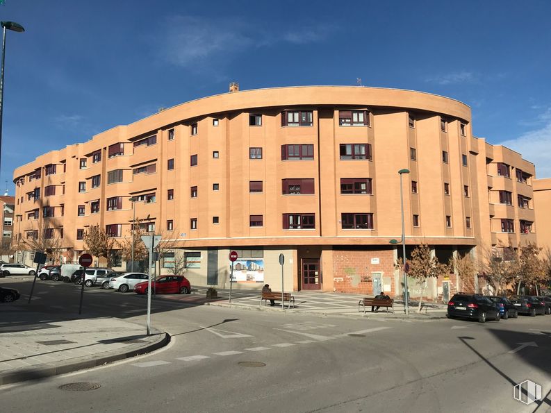 Local en venta en Avenida Ejército, 17, Arganda del Rey, Madrid, 28500 con edificio, cielo, nube, luz de la calle, ventana, neumático, coche, rueda, diseño urbano y bloque de torre alrededor