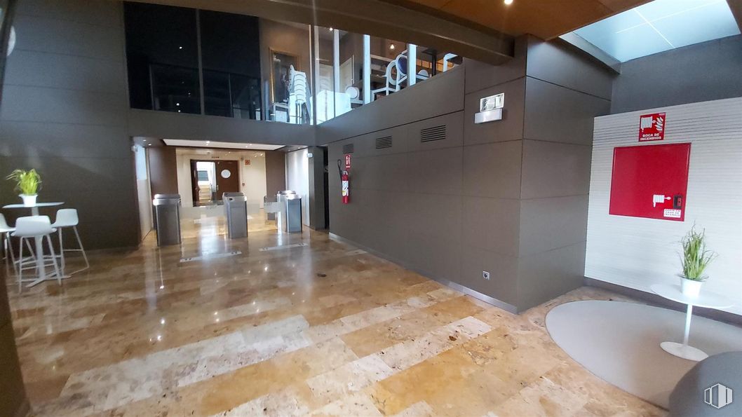 Office for rent at Edificio Castellana Hall, Paseo Castellana, 257, Fuencarral - El Pardo, Madrid, 28046 with table, property, fixture, interior design, architecture, wood, hall, floor, flooring and wall around